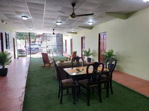 - une salle à manger avec une table et des chaises dans l'établissement Hospedaje Los Lirios Chitré, à Chitré