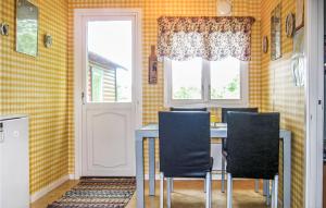 una sala da pranzo con sedie, tavolo e finestra di Pet Friendly Home In Slite With Kitchen a Gothem