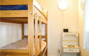 Katil dua tingkat atau katil-katil dua tingkat dalam bilik di Pet Friendly Home In Slite With Kitchen