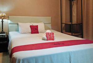 Tempat tidur dalam kamar di RedDoorz Plus New Era Budget Hotel Mabolo former RedDoorz near Landers Superstore Cebu City