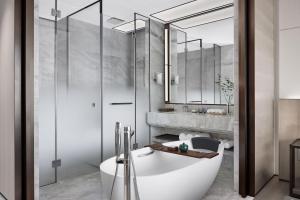 bagno con vasca e lavandino di JW Marriott Hotel Changsha a Changsha