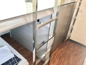 a bunk bed in a room with a glass shelf at 不倒翁輕旅可用優惠價預約機場碼頭接送 in Hsi-kuo-shan
