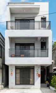 een wit gebouw met een balkon bij 48-6 Homestay in Xincheng