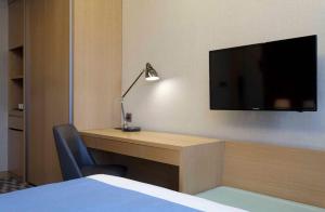 Telewizja i/lub zestaw kina domowego w obiekcie Days Hotel by Wyndham Seoul Myeongdong