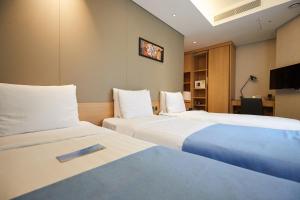Habitación de hotel con 2 camas y TV en Days Hotel by Wyndham Seoul Myeongdong, en Seúl