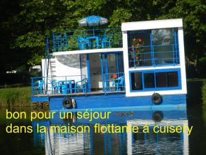 ein blaues Boot im Wasser mit den Worten bon pour un solvent dms la in der Unterkunft Maison flottante sur la seille in Cuisery