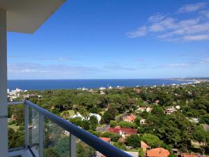 vistas al océano desde el balcón de una casa en Summer Tower Piso 16, en Punta del Este