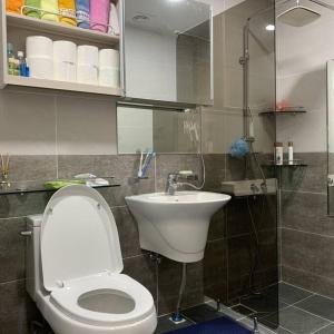 uma casa de banho com um WC e um lavatório em Sanwol Guesthouse em Gwangju