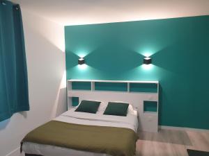 ヴレット・シュル・メールにあるHotel Des Bainsのベッドルーム1室(青い照明付きのベッド1台付)