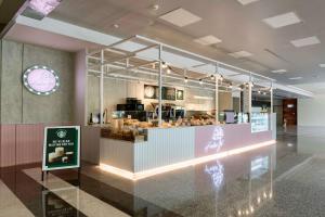 新竹和选旅的面包店,柜台上展示糕点 更多37张照片