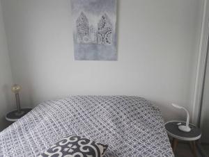 Postel nebo postele na pokoji v ubytování Moderni avara yksiö Jyväskylän ydinkeskustassa