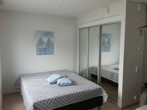 Postel nebo postele na pokoji v ubytování Moderni avara yksiö Jyväskylän ydinkeskustassa