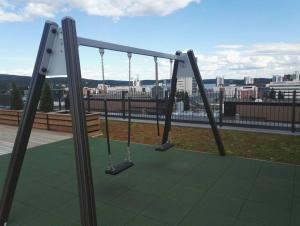 Herní místnost nebo prostor pro děti v ubytování Moderni avara yksiö Jyväskylän ydinkeskustassa