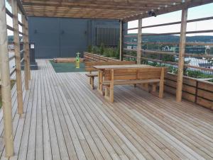 Balkón nebo terasa v ubytování Moderni avara yksiö Jyväskylän ydinkeskustassa