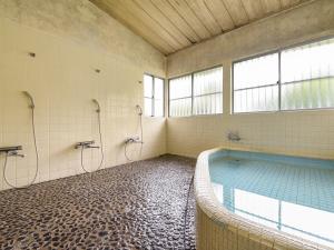 baño grande con piscina grande en Misaki Kanko Hotel, en Muroto