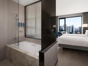 Postelja oz. postelje v sobi nastanitve Four Points by Sheraton Suwon