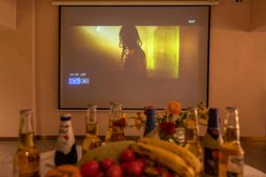 TV y mesa con botellas y fruta. en Cheng Jin Hotel, en Huangshan Scenic Area