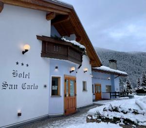 a building in the mountains with snow on the ground at Hotel San Carlo, tra Bormio e Livigno in Valdidentro