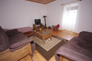 ein Wohnzimmer mit einem Sofa und einem Couchtisch in der Unterkunft Homepico in Arcos