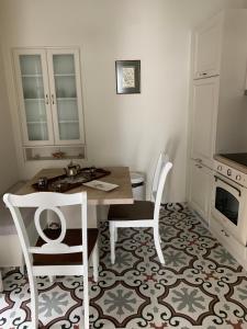 Кухня или мини-кухня в Syros casa
