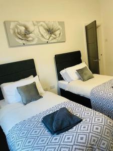 2 Betten nebeneinander in einem Zimmer in der Unterkunft Luxury home in Anfield in Liverpool