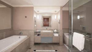 La salle de bains est pourvue d'une baignoire, d'un lavabo et de toilettes. dans l'établissement Hamp Court Palace Taipei, à Taipei