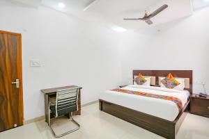 - une chambre avec un lit et une télévision dans l'établissement FabHotel KS Grand, à Kanpur