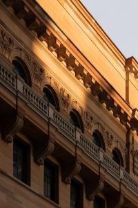 ein Gebäude mit Seitenbögen in der Unterkunft Capella Sydney in Sydney