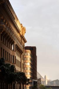 Blick auf ein Gebäude mit einer Brücke im Hintergrund in der Unterkunft Capella Sydney in Sydney