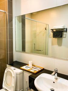 y baño con lavabo, aseo y espejo. en Da Men Space for 2 by Concept A Suites near Sunway Subang en Subang Jaya