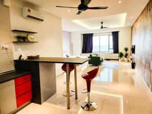 Da Men Space for 2 by Concept A Suites near Sunway Subang في سوبانغ جايا: مطبخ وغرفة معيشة مع طاولة وكراسي