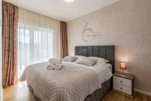 斯普利特6 Islands - Holiday & Business Apartments - free garage parking的一间卧室配有一张带笔记本电脑的床