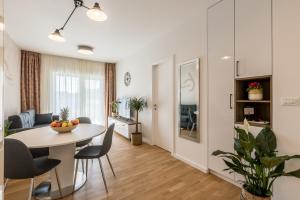 una sala da pranzo e un soggiorno con tavolo e sedie. di 6 Islands - Holiday & Business Apartments - free garage parking a Spalato (Split)