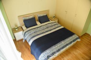une chambre avec un grand lit avec des oreillers bleus dans l'établissement Pythagorean Theorem by YHA, à Athènes