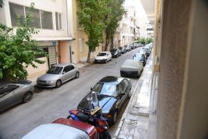 un groupe de voitures garées dans une rue de la ville dans l'établissement Pythagorean Theorem by YHA, à Athènes