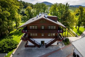 斯扎瓦诺泽德霍德沃尔滋斯克假日公园的享有大型木屋的顶部景致。