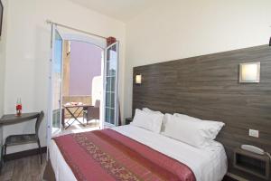 Un pat sau paturi într-o cameră la Hotel Le 21