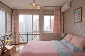 重庆Xiao Yu Residential Apartment Near Jiefangbei and Hongya Cave的一间带大床的卧室和一个阳台