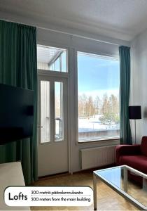 una sala de estar con una puerta corredera de cristal con una ventana en Ikaalinen SPA & Resort, en Ikaalinen