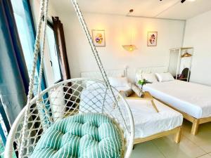 Zimmer mit Schaukel und Bett in der Unterkunft J Cozy 1-5pax Trefoil Setia Alam 100Mps Wifi & TV in Kuala Selangor