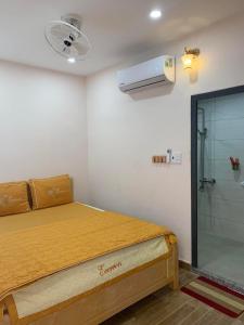 een kamer met een bed en airconditioning bij Nhà Nghỉ Ngọc Ánh in Ấp Tam Tân