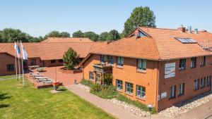 an overhead view of a brick building with a courtyard at Jugendherberge Tönning in Tönning