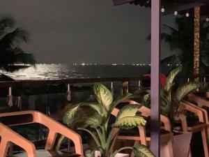 - Balcón con vistas al océano por la noche en Nhà Nghỉ Ngọc Ánh, en Ấp Tam Tân