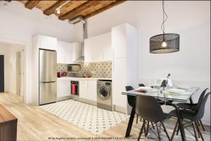 Kuchyňa alebo kuchynka v ubytovaní Catalonia Square Terrace & 5 bathrooms 5BD-5BTH