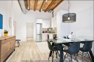 a kitchen and dining room with a table and chairs at Design Apartments Plaza Catalunya in Barcelona