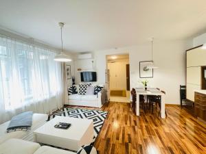 Televízia a/alebo spoločenská miestnosť v ubytovaní Peony Székely Mihály Apartment - Free Garage