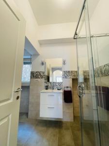 bagno con doccia e lavandino di Maddy house - 50 mt dal mare a Porto Santo Stefano