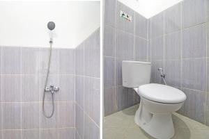 uma casa de banho com um WC e um chuveiro em Super OYO Collection O 92363 Kp Inn em Yogyakarta