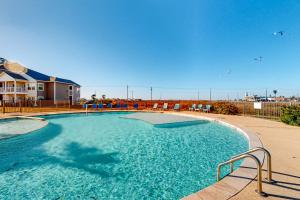 una grande piscina di fronte a una casa di Whitecap Retreat a Padre Island