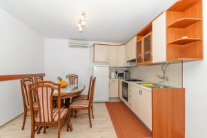 cocina con mesa y sillas en una habitación en Apartment Orlović Old Town, en Zadar